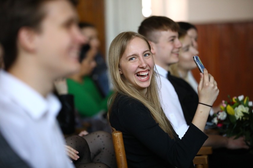 Zakończenie roku klas maturalnych w I LO (Chrobrym) w Piotrkowie. Uczniowie odebrali świadectwa, 29.04.2022 - ZDJĘCIA