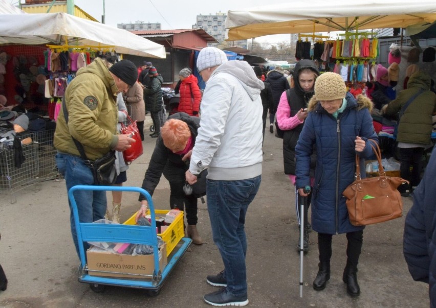 Tłumy na targowisku w Kielcach we wtorek, 22 listopada. Zobacz zdjęcia