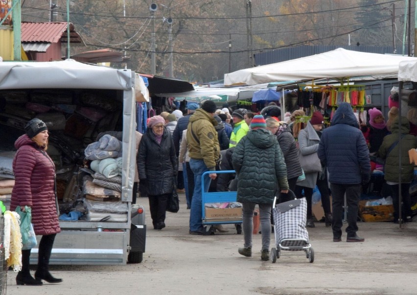 Tłumy na targowisku w Kielcach we wtorek, 22 listopada. Zobacz zdjęcia