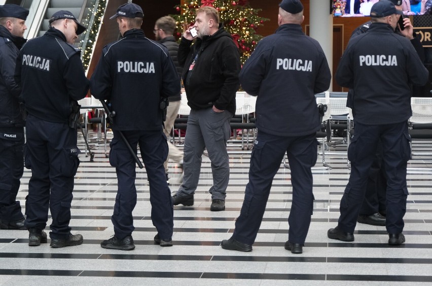 Interwencja policji w siedzibie TVP w Warszawie.