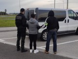 Kolejna grupa nielegalnych imigrantów została zatrzymana w Czechowicach-Dziedzicach. W trakcie pościgu bus uderzył w barierki