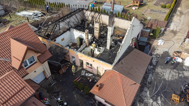 Takie zniszczenia w stolarni w Osiu spowodował pożar, który wybuchł 1 kwietnia nad ranem