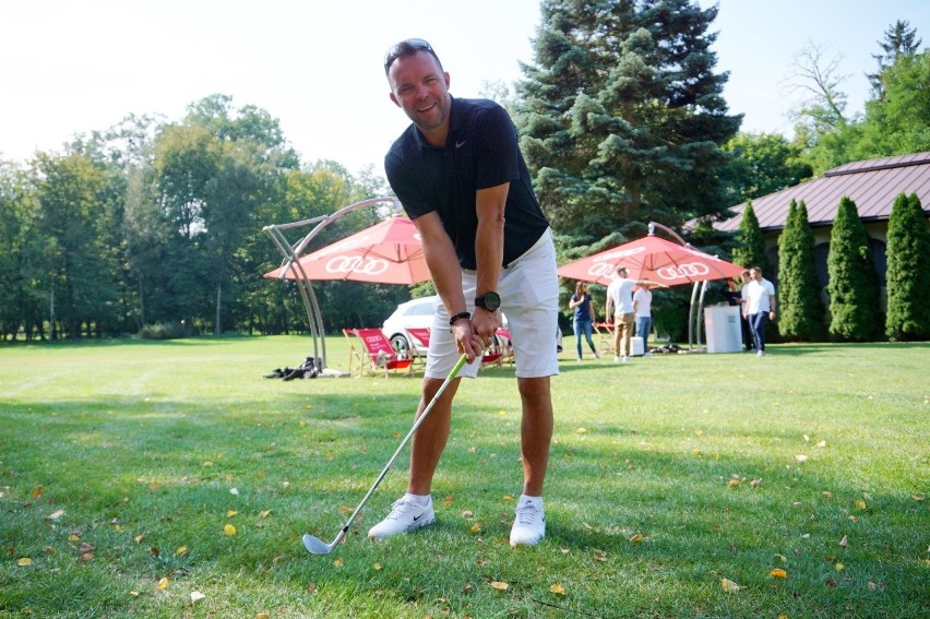 Turniej golfowy Ani Mru-Mru Open w Wierzchowiskach. Biała piłeczka ląduje w dołku. Zobacz zdjęcia i wideo