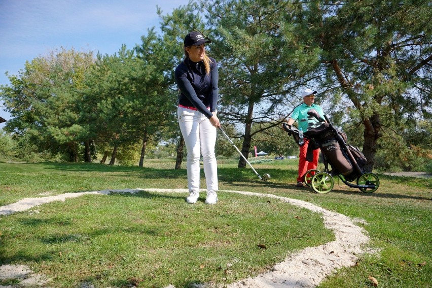 Turniej golfowy Ani Mru-Mru Open w Wierzchowiskach. Biała piłeczka ląduje w dołku. Zobacz zdjęcia i wideo