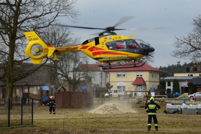 Strażacy z OSP Łabiszyn zabezpieczali miejsce do lądowania śmigłowca. Pomogli też w przeniesieniu ciężko chorej kobiety. Łabiszynianka została przetransportowana do szpitala