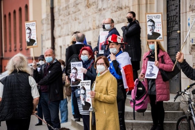 Przed bydgoskim sądem odbywały się protesty aktywistów KOD-u