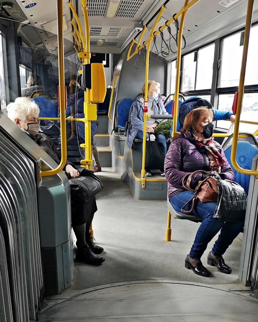 Intensywne kontrole w tramwajach i autobusach. Pasażerowie jeżdżą bez maseczek? Posypały się mandaty