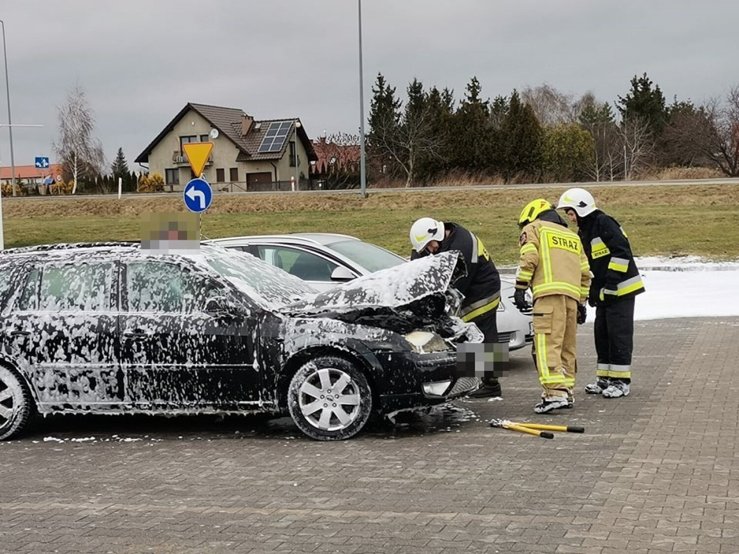 Samochód spłonął na parkingu Castoramy w Głogowie. ZDJĘCIA