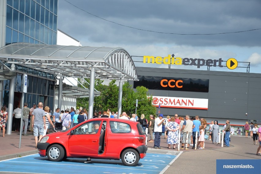 Ewakuacja hipermarketu Auchan we Włocławku. Wiemy co się stało [zdjęcia, wideo]