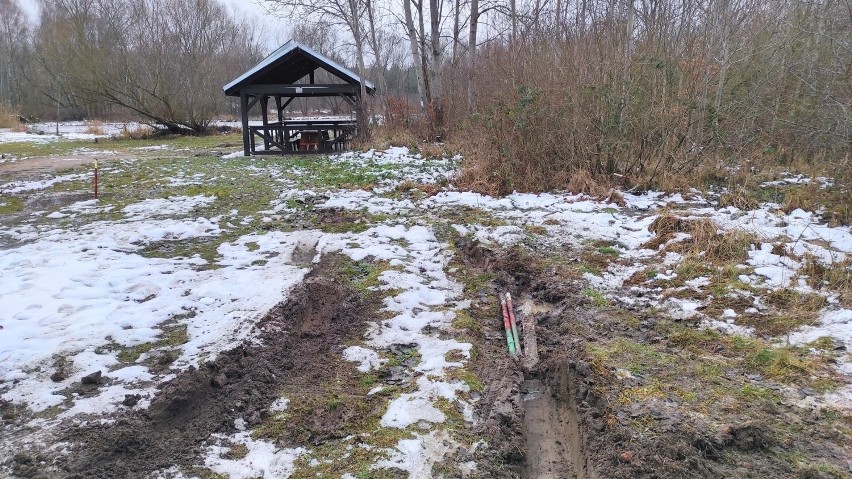 Zuchwała kradzież! Złodzieje w nocy ukradli tytanową blachę z dachu wiaty 