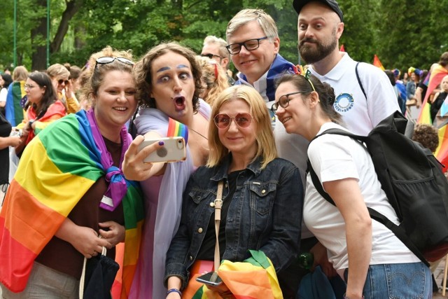 Setki osób wzięły udział w II Marszu Równości, który w sobotę, 9 lipca, odbył się w Kielcach. Wcześniej w Parku Miejskim bawiono się podczas pikniku. Zobaczcie na zdjęciach, co się działo.