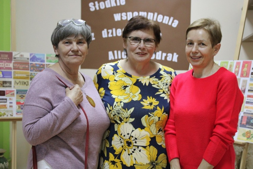 Alicja Modrak zabiera Gości wystawy w Klubie Mieszko w SM Piast w nostalgiczną podróż za smakami czekolad z dzieciństwa