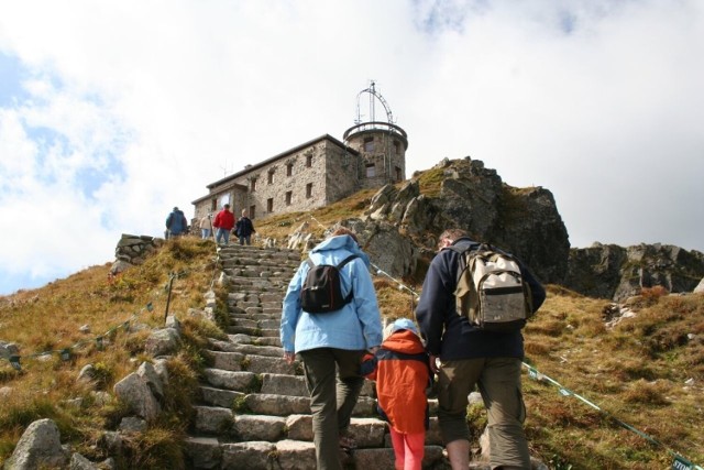 W czasie, gdy atrakcja będzie nieczynna, turyści mogą skorzystać ze szlaku prowadzącego na szczyt.