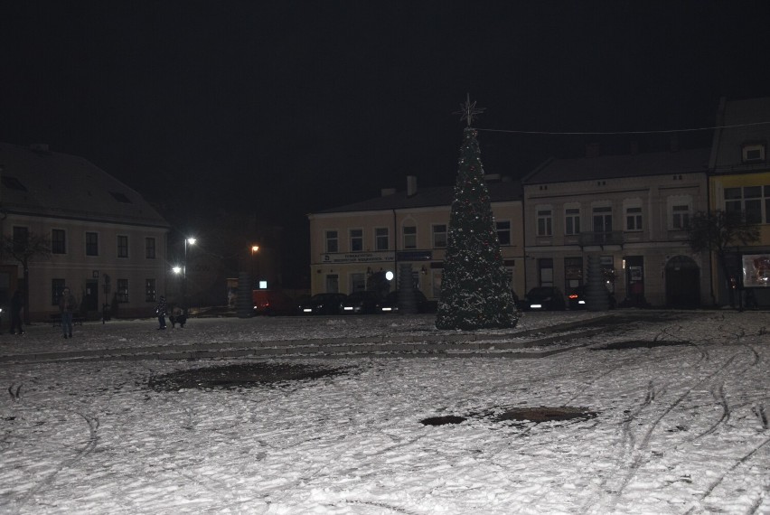 Sieradzkie Stare Miasto w zimowej szacie po zmroku