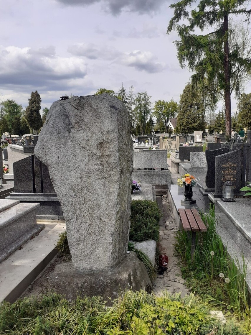 Haniebny akt wandalizmu na cmentarzu w Nowym Sączu. Okradli grób legendarnego kuriera AK- Romana Stramki. Zniknęła mosiężna tablica i orzeł