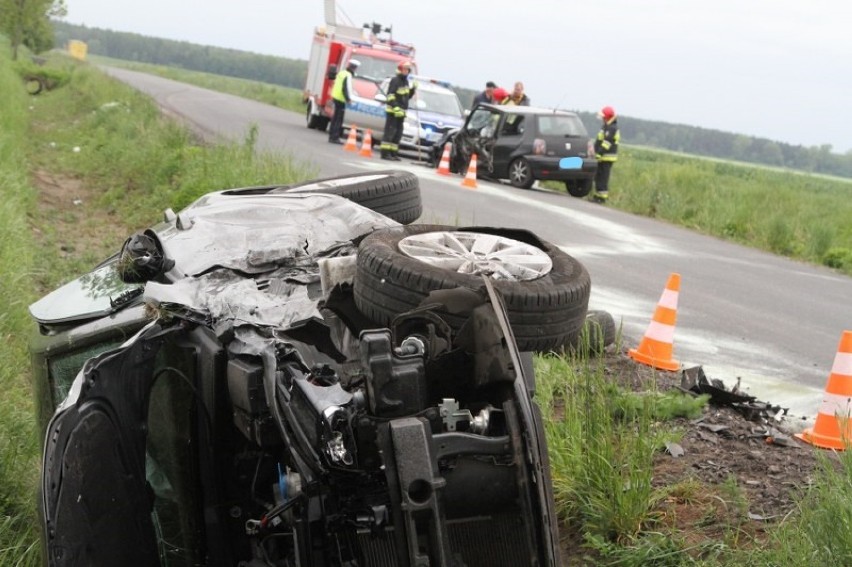 Groźne zdarzenie drogowe z udziałem dwóch osobówek na drodze Powodowo - Kiełpiny