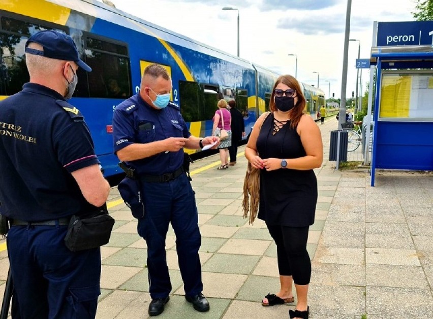 Policjanci kontrolują w sklepach na dworcach, czy klienci i obsługa noszą maseczki