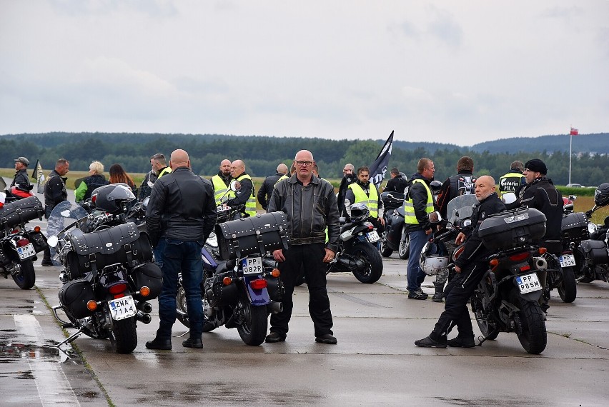 Parada motocyklistów na lotnisku przed 5. Ogólnopolskim Festiwalem „Piła Czuje Bluesa”. Zobaczcie zdjęcia  