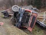 Wypadek w Piątkowej w powiecie przemyskim. Przewróciła się ciężarówka z drewnem. Ranny kierowca