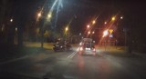 W Kielcach osobówka wjechała na czerwonym na skrzyżowanie. Czy kierowca był trzeźwy? Film trafił do sieci