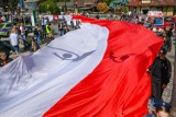 Kilkudziesięciometrowa flaga Polski na święcie 3 Maja w Zakopanem ZDJĘCIA