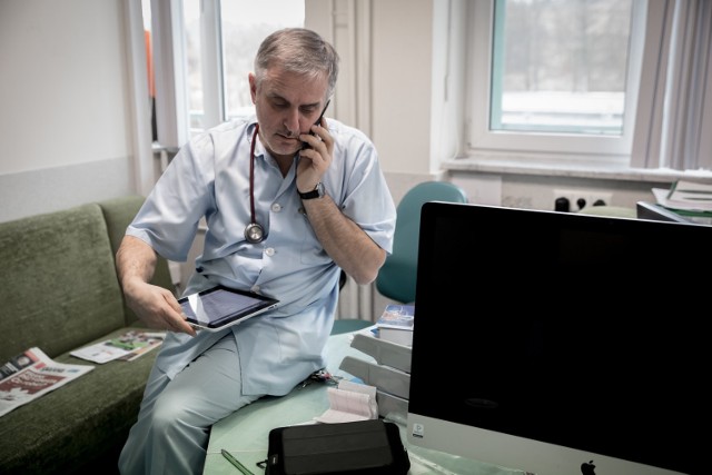 - Sensem pracy w szpitalu jest pomaganie, ale jesteśmy bezradni, gdy pacjent jest agresywny - mówi Roman Szełemej, lekarz i prezydent Wałbrzycha