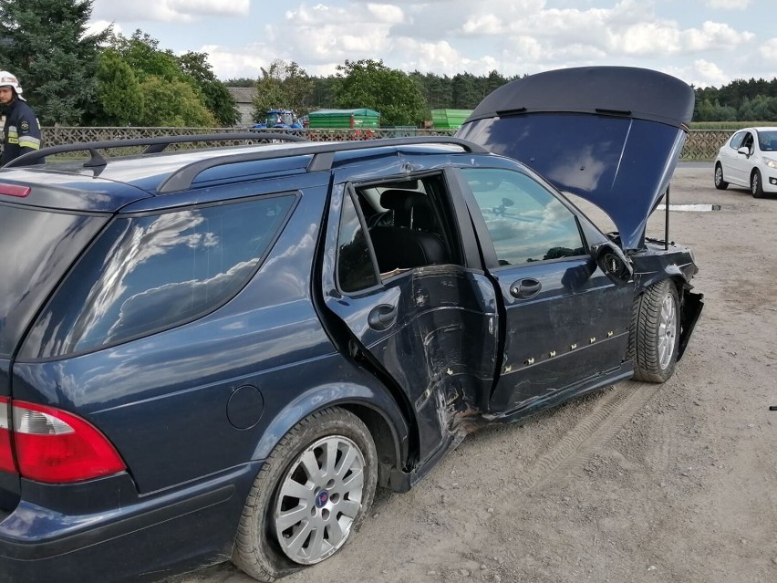 Uderzył samochodem w płot ze skrzynką gazową, a następnie uciekł. Policja go szuka! [ZDJĘCIA]  