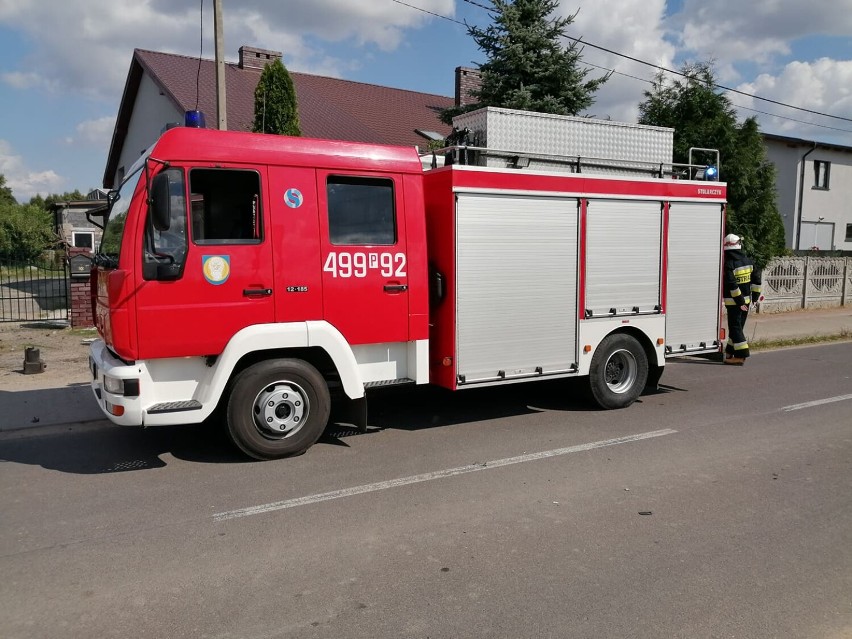 Uderzył samochodem w płot ze skrzynką gazową, a następnie uciekł. Policja go szuka! [ZDJĘCIA]  