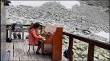 Tatry. Niezwykły koncert pod Rysami. Zagrała na pianinie na wysokości 2250 metrów n.p.m.