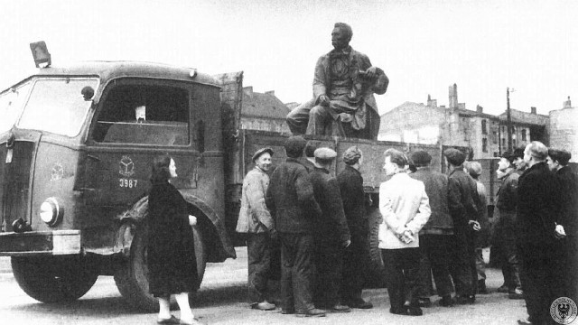 Rok 1956. Hrabia, na ciężarówce, zmierza do wrocławskiego rynku