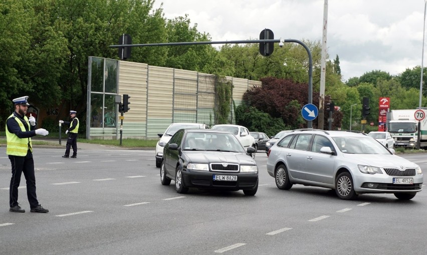 Po wypadku na al. Jana Pawła II w Łodzi nie działają światła. Jest zamieszanie ZDJĘCIA