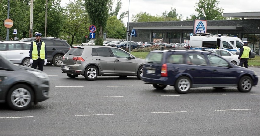 Po wypadku na al. Jana Pawła II w Łodzi nie działają światła. Jest zamieszanie ZDJĘCIA