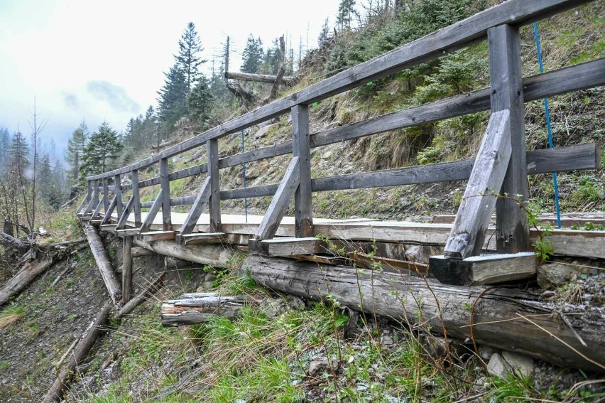 Drewniany most przegnił i zaczął się rozpadać