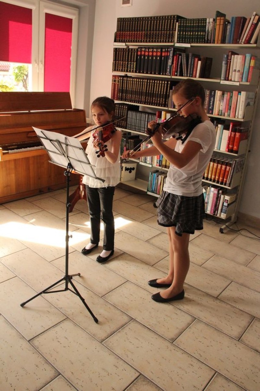 Uczniowie Państwowej Szkoły Muzycznej w Wieluniu zagrali dla bibliotekarzy