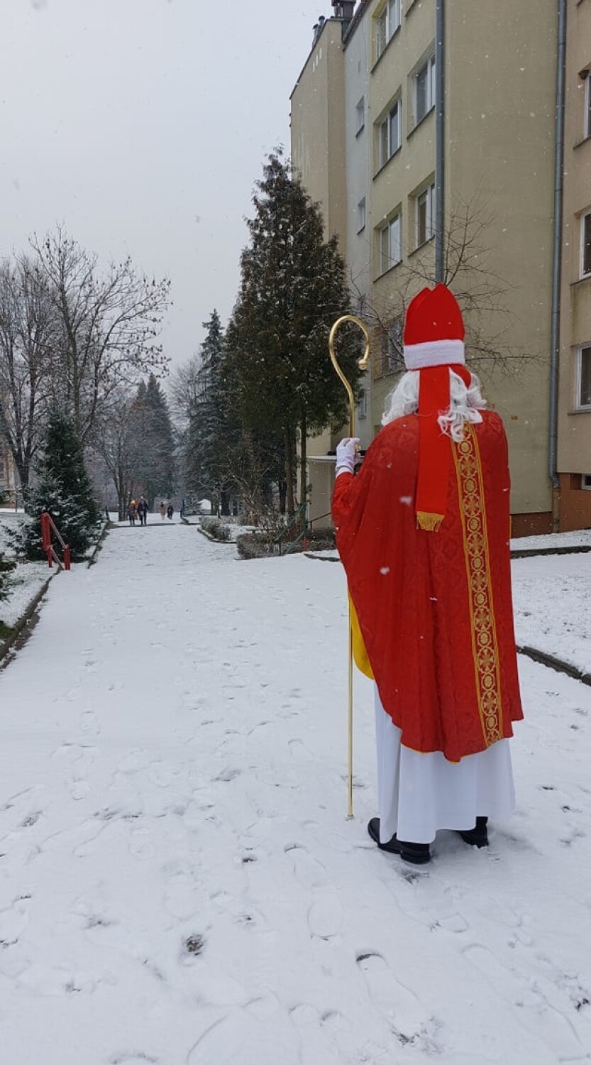 Święty Mikołaj odwiedził dzieci na osiedlu Kazanów w Przemyślu [ZDJĘCIA]