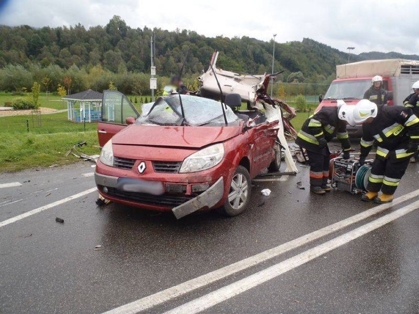 Trzy auta rozbite, dwie osoby w szpitalu, zablokowana droga wojewódzka