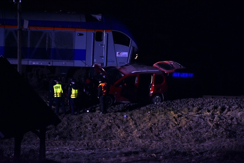 Wypadek na przejeździe kolejowym w Bieczu. Lokomotywa pchała samochód 60 metrów 