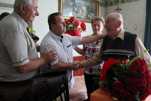 Aleksandra Bochenka, w dniu setnych urodzin, odwiedził burmistrz Augustyn Ormanty wraz z przedstawicielami rady miejskiej i magistratu.