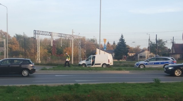 Wypadek z udziałem samochodu osobowego oraz motocykla na rondzie w Radomiu.