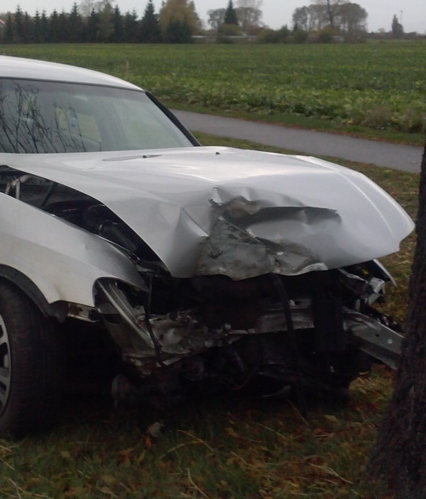 Wypadek koło Starego Pola. Opel vectra uderzył w drzewo, 1 osoba ranna