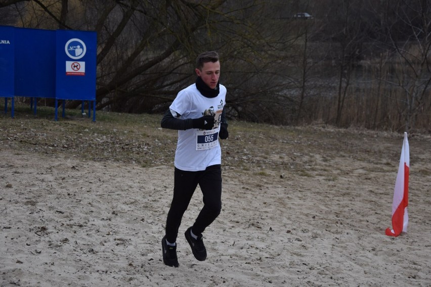 Gniezno: Na plaży miejskiej odbył się kolejny Bieg Tropem Wilczym [06.03.2022]