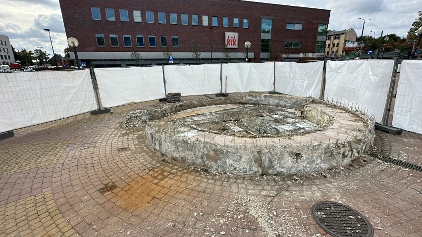 Z centrum Częstochowy zniknęła fontanna. Co się z nią stało?