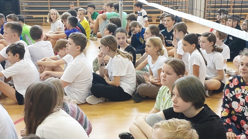 Uczniowie Publicznej Szkoły Podstawowej numer 5 w Ostrowcu Świętokrzyskim mogą rozwijać swoje sportowe pasje. Sala gimnastyczna otwarta
