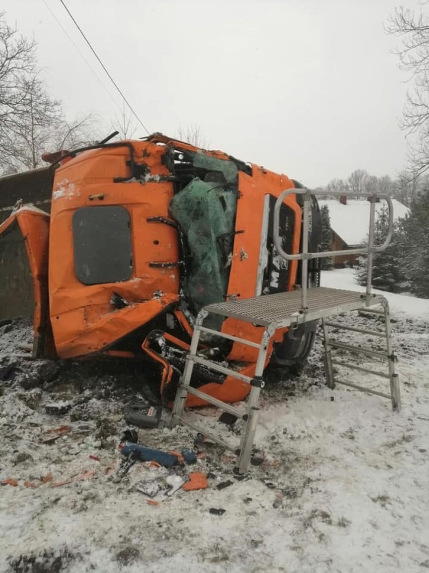 W Witanowicach na ul. Kościelnej, samochód ciężarowy wpadł w...