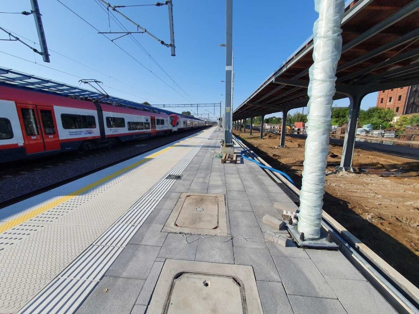Nowy peron dworca w Lesznie, połowa sierpnia 2021
