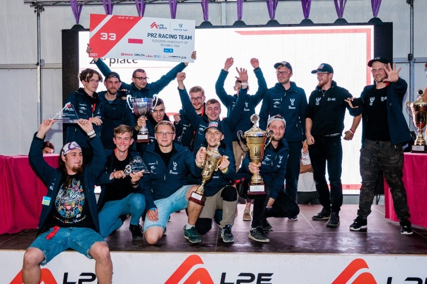 Studenci z koła naukowego Racing Team Politechniki Rzeszowskiej na 2. miejscu zawodów Formula Alpe Adria w Chorwacji