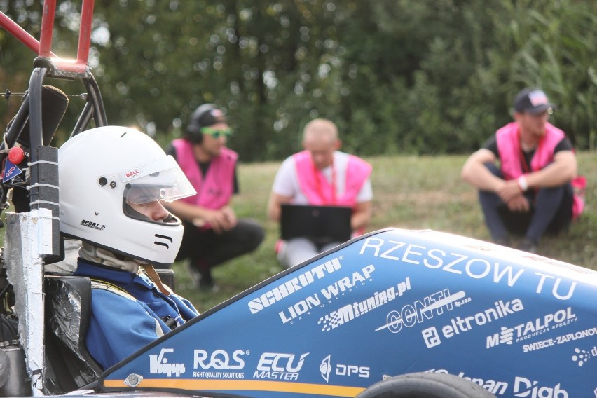 Studenci z koła naukowego Racing Team Politechniki Rzeszowskiej na 2. miejscu zawodów Formula Alpe Adria w Chorwacji