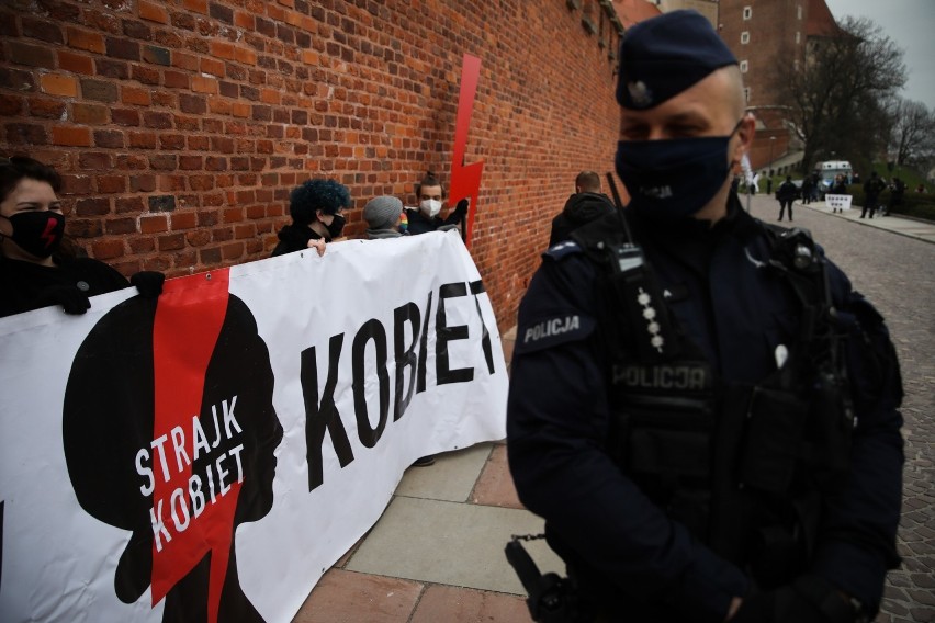 Kraków. Jarosław Kaczyński uczestniczył w mszy św. na Wawelu w rocznicę pogrzebu pary prezydenckiej. Był protest i symbole Strajku Kobiet