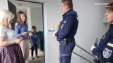 Będzińscy dzielnicowi spotkali się z uchodźcami z Ukrainy. Przekazali im ulotki i cenną wiedzę, mówili m.in. o bezpieczeństwie  