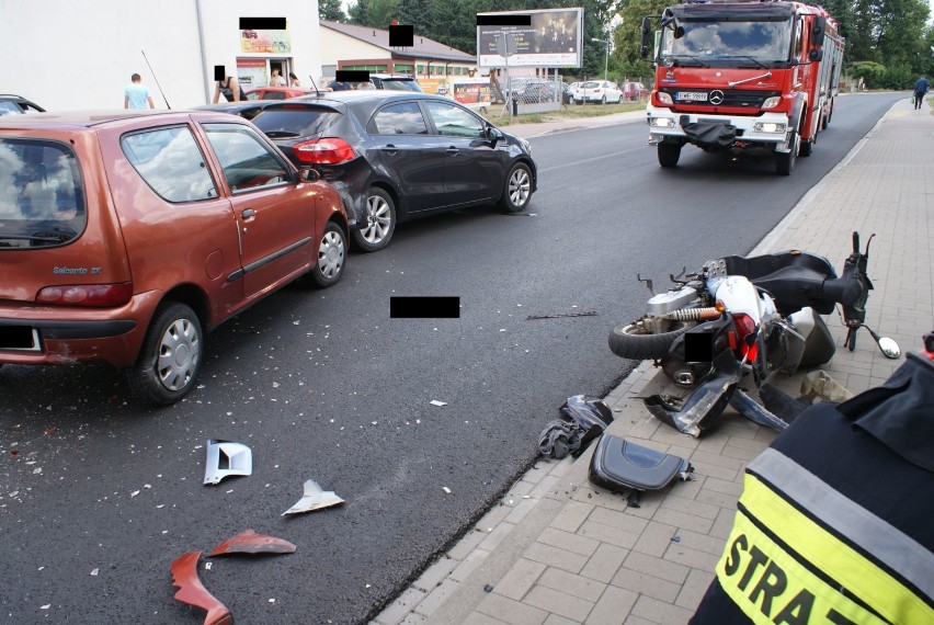 Zderzenie dwóch aut i motoroweru w Wieruszowie. Ranna została 17-latka [FOTO]
